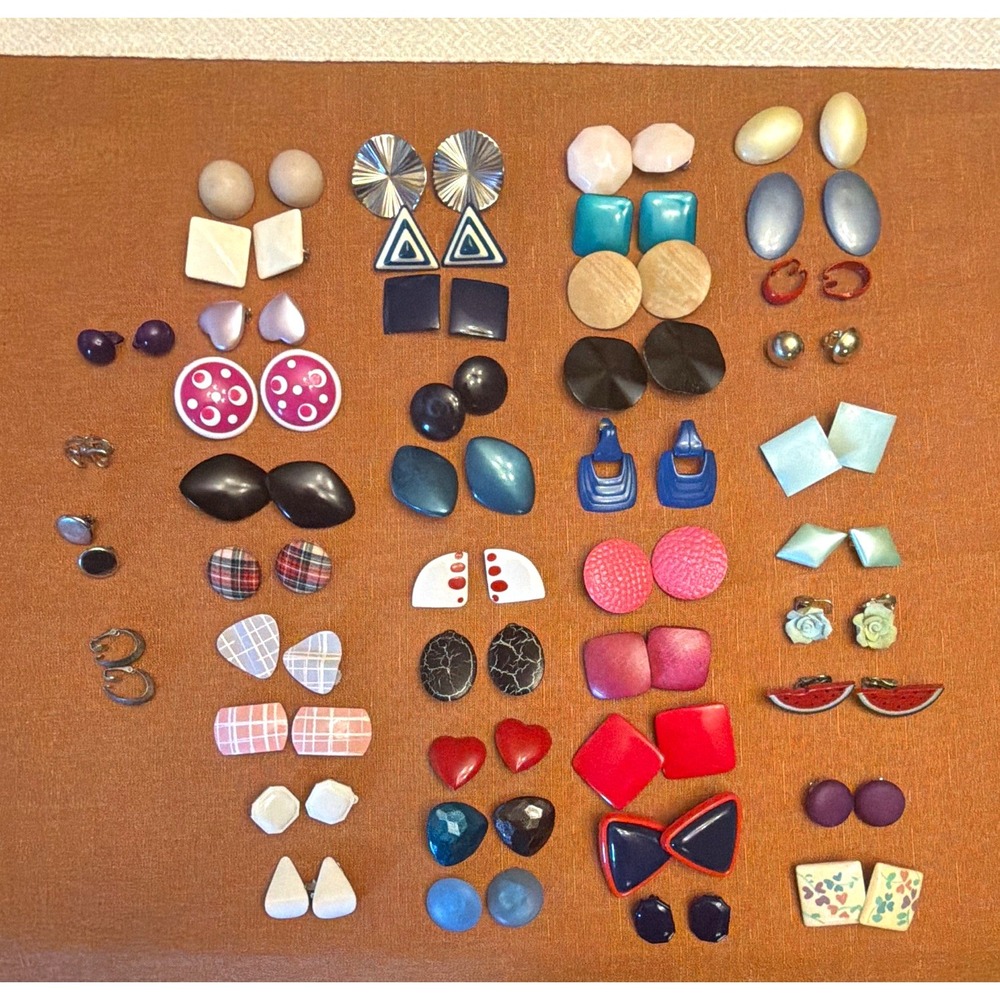44 sets of 1980s retro costume button earrings.